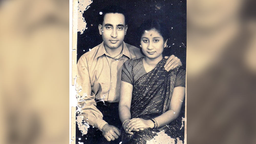 মান্দালয় যুদ্ধের দুঃসহ স্মৃতি তখনও টাটকা ব্রিটিশ ফৌজের ক্যাপ্টেন ডক্টর সন্তোষকুমার মুহুরীর৷ যুদ্ধ শেষে জিতেন্দ্রনাথ মুহুরীর ছেলে ফেরেন আদি বাড়ি শান্তিপুরের শ্যামবাজার পাড়ায়৷ দুই পরিবারের এক আত্মীয় মারফৎ সন্তোষবাবুর কথা অমিয়নাথের কানে পৌঁছয়৷ সে সময় দ্বিতীয় সন্তানের জন্য পাত্র খুঁজছেন সান্যালমশাই৷ ১৯৪৬ সালের বৈশাখে বিয়ে৷