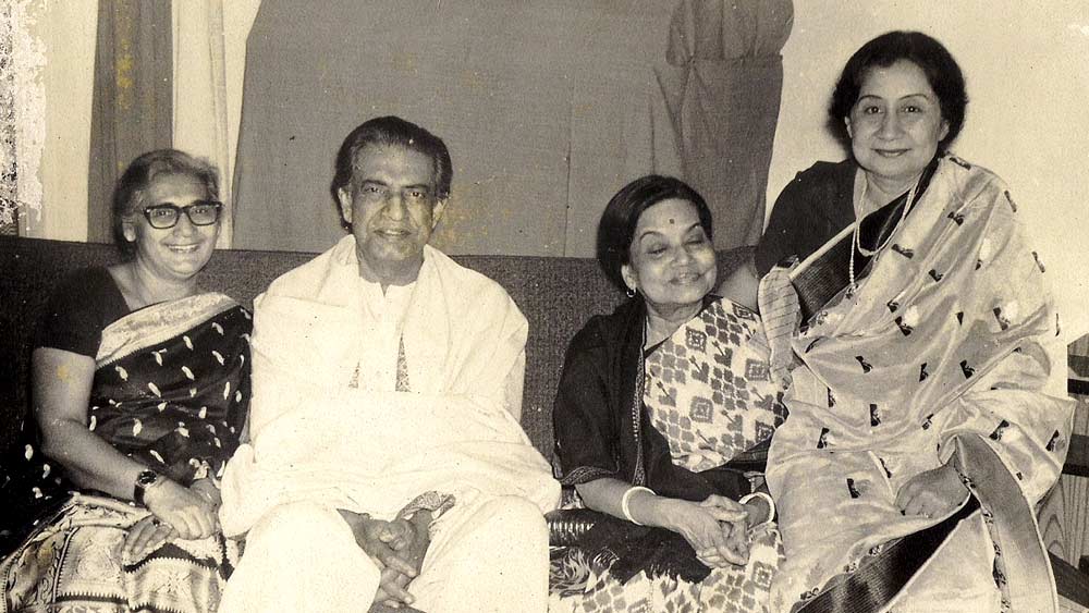 থিয়েটার রোডের বাড়িতে রেবার গান শুনেছিলেন সত্যজিৎ রায়৷ ‘শতরঞ্জ কে খিলাড়ি’ পরিচালনার সময় সত্যজিৎ খোঁজে ছিলেন এমন এক শিল্পীর, যাঁর গানের ধরন ওঁর ছবিতে দেখানো সময়ের সঙ্গে খাপ খাবে৷ সত্যজিতের বন্ধু কুমারপ্রসাদ মুখোপাধ্যায় ওঁকে রেবার কথা বলেন৷