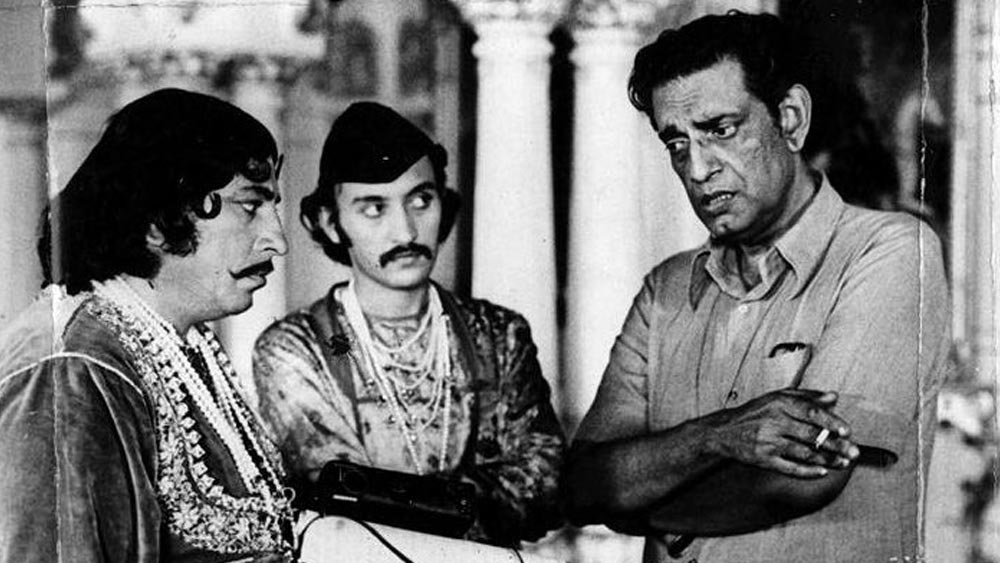 ছবিতে সত্যজিৎ যে সময়টা ধরতে চেয়েছিলেন, সেই সময়ের মতো করে গানটা গাওয়ার দরকার ছিল৷ পুরনো বাইজিদের মতো কণ্ঠের খোঁজে ছিলেন তিনি৷ রেবার গান প্রথমবারেই সত্যজিতের পছন্দ হয়৷ তার অন্যতম কারণ অবশ্য ছিল, রেবা খোলা গলায় গান করতেন৷ বাইজিদের মতো তাঁর ওজনদার গলা৷