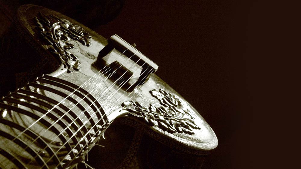 সত্যজিৎ এবং বিজয়া রায়ের সঙ্গে মুহুরী পরিবারের ঘনিষ্ঠ যোগাযোগ ছিল৷ অনুষ্ঠান থাকলে রেবা ওঁদের আমন্ত্রণ জানাতেন৷ সত্যজিৎও সময়-সুযোগ পেলে নিমন্ত্রণ গ্রহণ করতেন৷ দুই পরিবারের মধ্যে শ্রদ্ধার সম্পর্ক ছিল৷