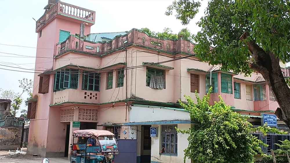 পলাশিপাড়ার কড়ুইগাছি গ্রামে তাপস সাহার বাড়ি। 