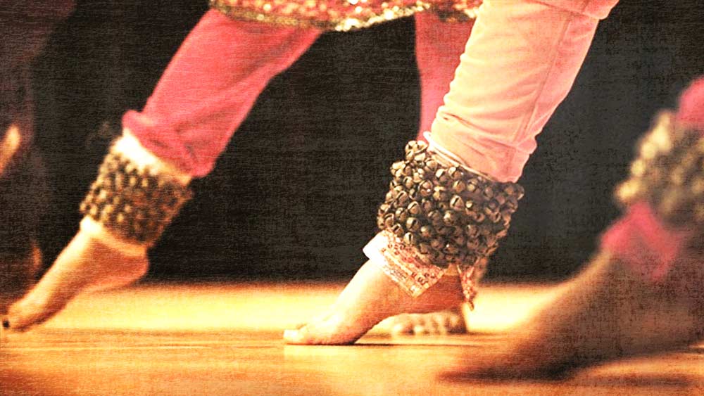 বিয়ের পর দিন পালকি করে যাওয়ার সময় তাঁকে অপহরণ করা হয়। অতঃপর, তাঁকে পাচার করা হয় এক বাইজিবাড়িতে।