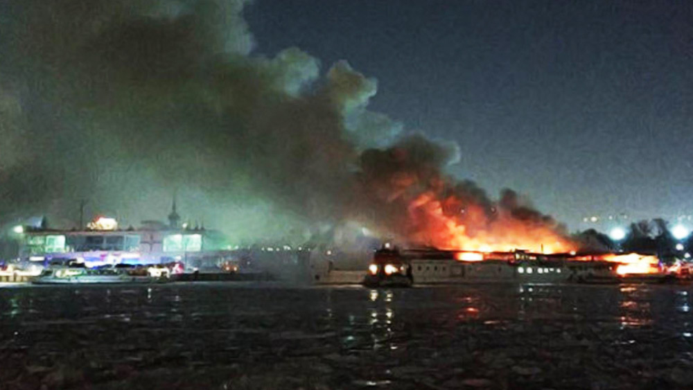 রাশিয়ার অন্যতম গুরুত্বপূর্ণ হামলাকারী জাহাজ মস্কোভা ধ্বংস হয়ে গিয়েছে ইউক্রেন বাহিনীর গোলায়। তাই রাশিয়া আর কোনও ঝুঁকি নিতে চাইছে না। আকাশ এবং স্থলপথে ইউক্রেনের হামলা রুখে দিতে পারলেও সমুদ্রের নীচ থেকে ক্ষেপণাস্ত্র হামলায় যাতে যুদ্ধজাহাজ ক্ষতিগ্রস্ত না হয় সে জন্যই এই ব্যবস্থা বলে দাবি করা হয়েছে প্রতিবেদনগুলিতে।