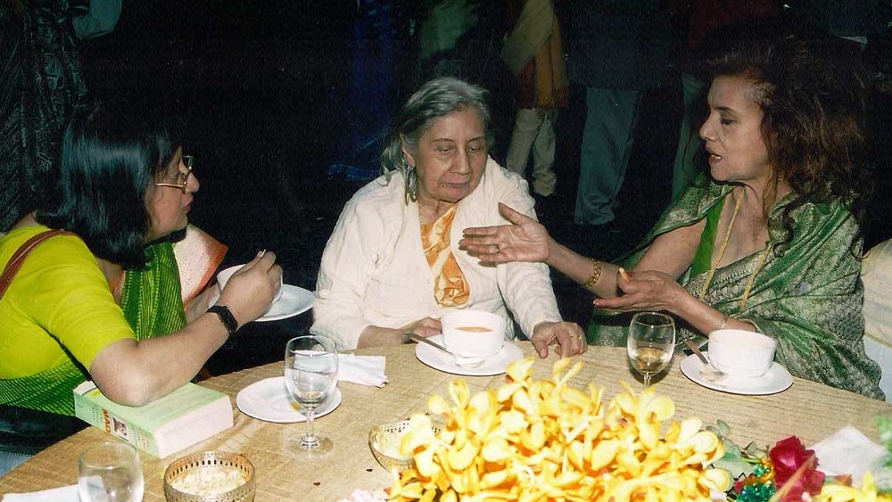 সত্যজিতের ছবির নেপথ্য শিল্পীর কলমে উঠে এসেছে বাইজিদের অন্দরমহলের ছবি। নিজে দেশের একাধিক বাইজি মহল্লায় ঘুরে যা দেখেছেন, তা-ই তুলে ধরেছেন রেবা।