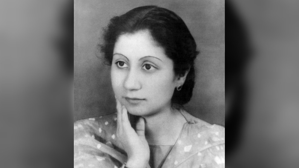 রেবার বাবা ছিলেন চিকিৎসক তথা সঙ্গীততত্ত্ববিদ অমিয়নাথ সান্যাল। কৃষ্ণনগরের বাসিন্দা। রবীন্দ্রনাথের স্নেহধন্য। 