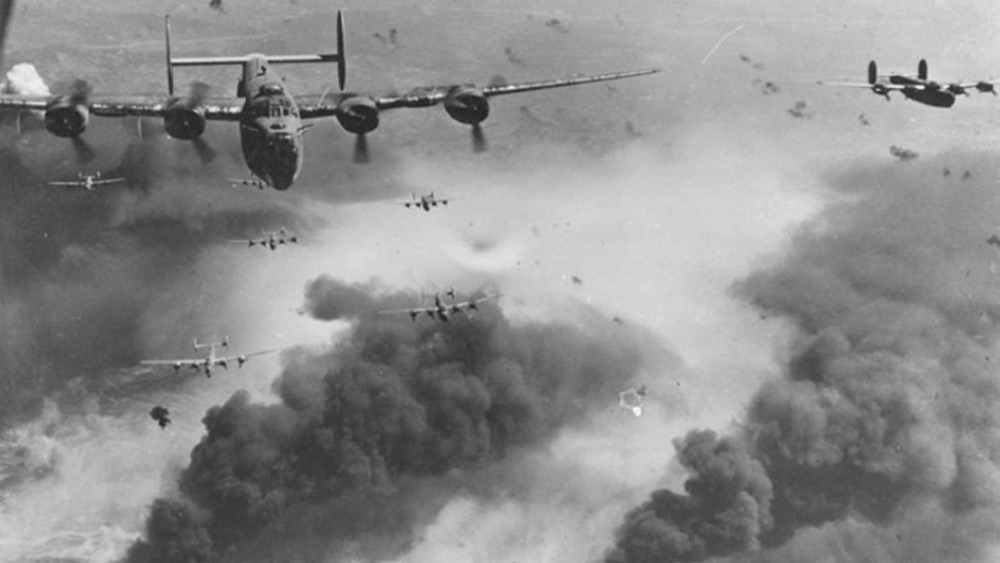 জাপানের হাত থেকে মান্দালয় উদ্ধারের সময় চরমে পৌঁছয় যুদ্ধ৷ সাহসী ১০ নম্বর গোর্খা রাইফেলসকে অনেক জায়গায় কুকরি নিয়ে লড়তে হয় বলেও শোনা যায়৷