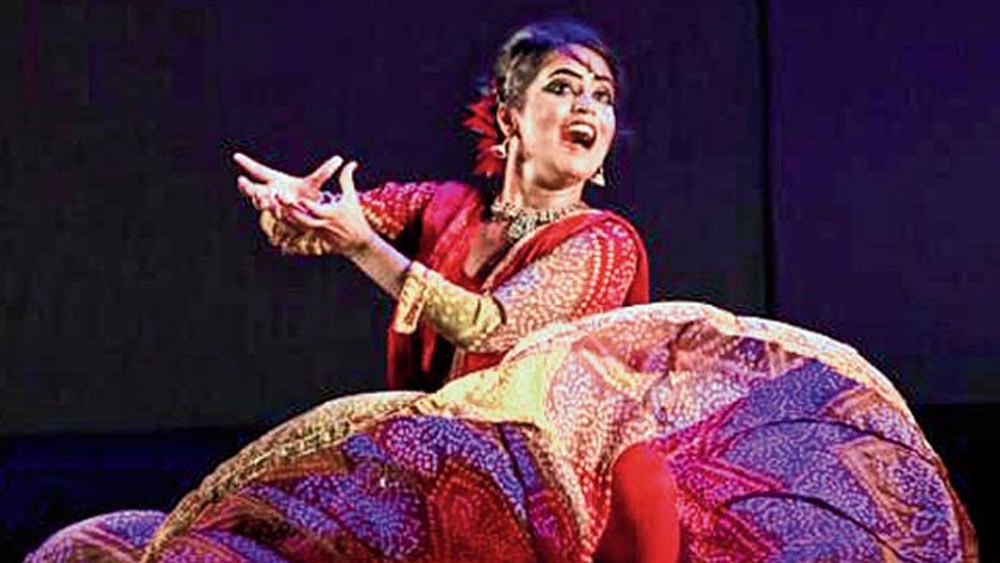 তার পর কী হল? বিঠ্‌ঠনের আসল পরিচয় কী, মেহেরের সঙ্গে কি তাঁর বিয়ে হবে, শেষ জীবন কী ভাবে কাটবে বিঠ্‌ঠনের— এ সব নিয়েই আবর্তিত হয় রেবা মুহুরির আখ্যান। যে আখ্যানের শেষেও রয়েছে চমক।