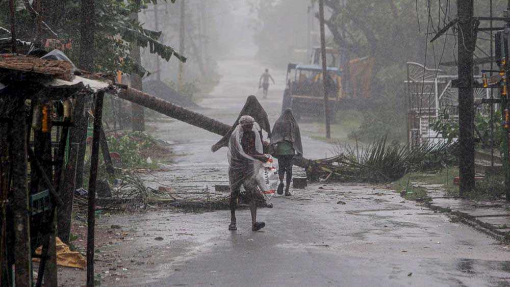 প্রাচীন কালের খনার বচনেও মেলে এই ঝড়ের উল্লেখ। ‘‘চৈত্রেতে থর থর/বৈশাখে ঝড় পাথর/জ্যৈষ্ঠেতে তারা ফুটে/তবে জানহ বর্ষা বটে।’’