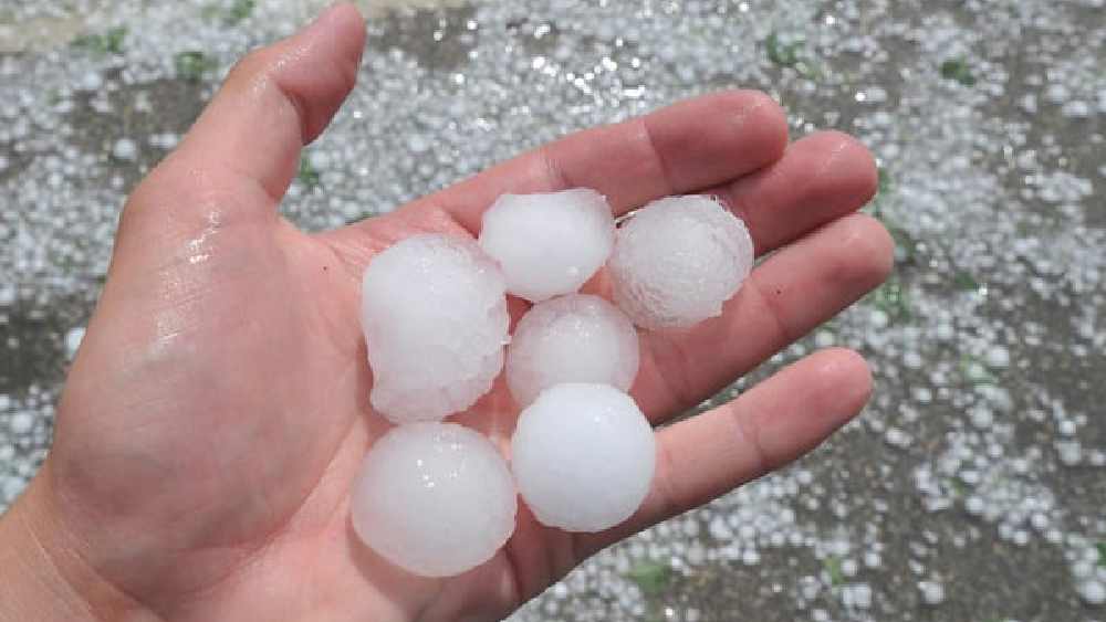 কালবৈশাখীর ফলে যে বৃষ্টিপাত হয় তাতে সংশ্লিষ্ট অঞ্চলের উষ্ণতা এক ধাক্কায় প্রায় পাঁচ থেকে দশ ডিগ্রি সেলসিয়াস কমে যেতে পারে। ফলে গ্রীষ্মের প্রচণ্ড গরম থেকে কিছুটা হলেও স্বস্তি মেলে। দেখা মেলে শিলাবৃষ্টিরও।