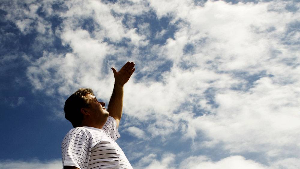 পাশাপাশি, প্রখর তাপে স্থানীয় ভাবে শক্তিশালী নিম্নচাপ কেন্দ্রের সৃষ্টি হয়। এই শূন্যস্থান পূরণ করার জন্য পার্শ্ববর্তী অঞ্চলের বায়ু নিম্নচাপ কেন্দ্রের দিকে ছুটে আসে। এ রকম বিপরীতধর্মী বায়ুপ্রবাহ মুখোমুখি হলে সংঘর্ষের ফলে ঘূর্ণাবর্তের সৃষ্টি হয়।