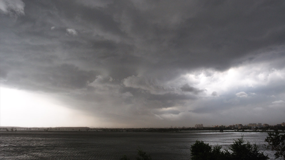 পশ্চিমবঙ্গ ও বাংলাদেশ-সহ পার্শ্ববর্তী বিস্তীর্ণ অঞ্চলে রয়েছে অসংখ্য নদ-নদী ও পুকুর। গ্রীষ্মকাল অর্থাৎ, মূলত এপ্রিল-মে মাসে দিনের বেলা প্রখর সূর্যকিরণের তাপে এই সব জলাশয় ও নদীর জল বাষ্প হয়ে উপরে উঠে যায়। ফলে বাতাসে আর্দ্রতার পরিমাণ থাকে অত্যন্ত বেশি।