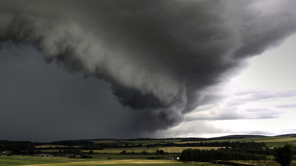 গরম, আর্দ্র বাতাস সোজা উপরের দিকে উঠে গিয়ে শীতল হয়ে এক বিশেষ ধরনের মেঘ তৈরি করে। এই মেঘের নাম কিউমুলোনিম্বাস। এই মেঘের রং কালচে। তাই কালবৈশাখীর সময়ে কালো হয়ে আসে আকাশ।