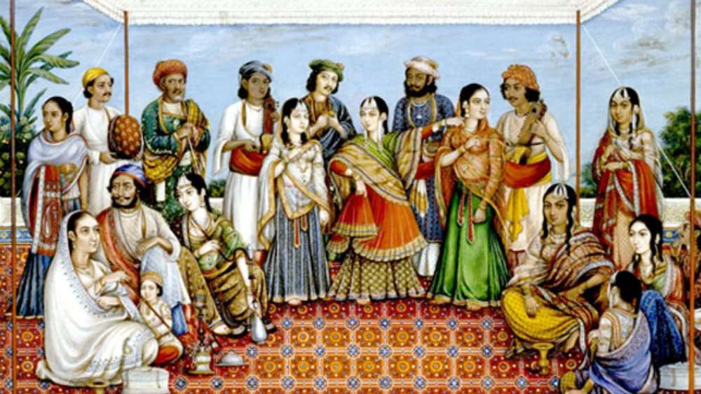 এর পর ধীরে ধীরে গ্রামের সাধারণ মেয়ে দুর্গা হয়ে উঠলেন বিঠ্‌ঠনবাই। সেই যাত্রাপথও মোটেই মসৃণ ছিল না। একাধিক প্রতিবন্ধকতা এবং লাঞ্ছনার মুখোমুখি হয়ে নিজের জায়গা করতে হয় তাঁকে। যে কাহিনির পরতে পরতে রহস্য এবং লড়াইয়ের কাহিনি।