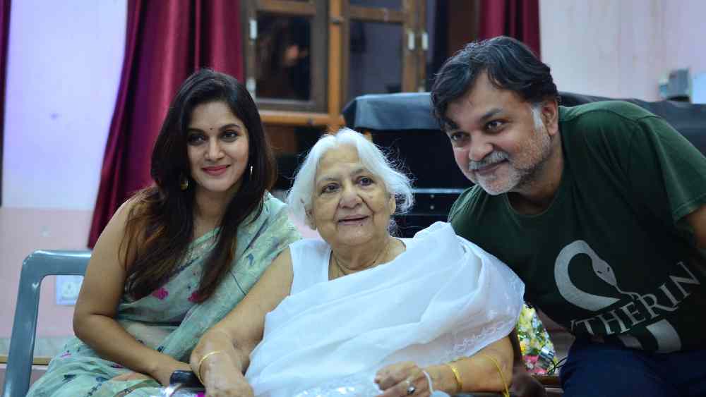 প্রতিষ্ঠাতা মধুশ্রী দাশগুপ্তের সঙ্গে সৃজিত-মিথিলা।