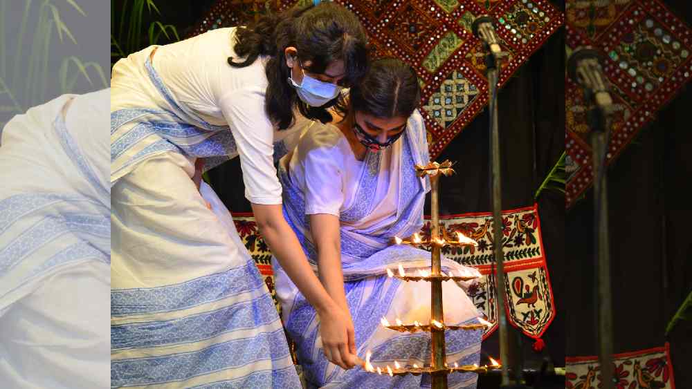 পঞ্চাশটি প্রদীপ প্রজ্জ্বলনের মধ্য দিয়ে অনুষ্ঠান শুরু করে ছাত্রছাত্রীরা।