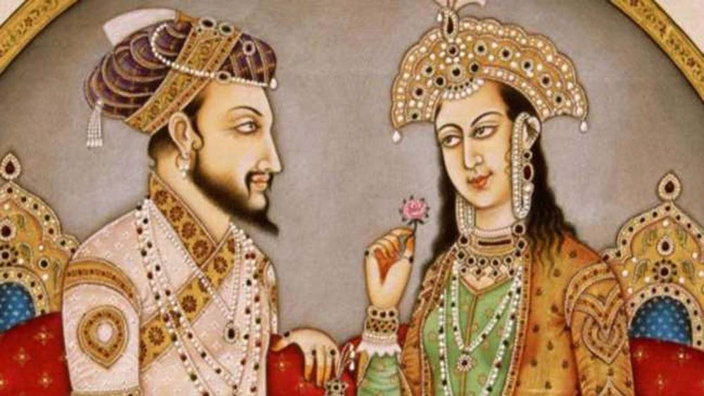 ১৬০৭ সালে মীনাবাজারে প্রথম দর্শনেই নাকি ‘চুড়িওয়ালি’ আরজুমন্দ বানু বেগমের প্রেমে পড়েছিলেন যুবরাজ খুরম। পরবর্তী কালে রাজনৈতিক কারণে বিয়ে করেন পারস্যের এক রাজপরিবারের কন্যাকে। ১৬১২ সালে খুরমের দ্বিতীয় বিয়ে হয় আরজুমন্দের সঙ্গে। তিনিই ইতিহাসে মমতাজ নামে পরিচিত।