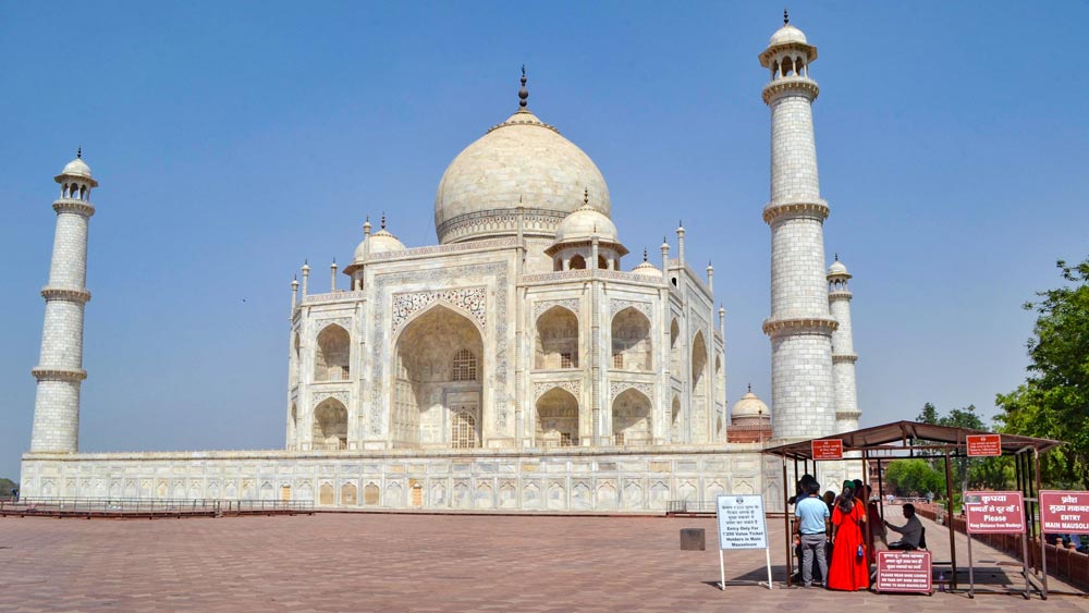 তাজের গম্বুজ তৈরি করতে তুরস্ক থেকে এসেছিলেন উস্তাদ ইসমাইল খান। গম্বুজ ও মিনারের মাথায় বসানো ধাতব অংশ তৈরির দায়িত্বে ছিলেন লাহৌরের কাজিম খান। তাজের গায়ে বসানো দামি পাথরে ক্যালিগ্রাফি করেন ইরানের শিল্পী আমানত খান। উজবেকিস্তানের বুখারার মহম্মদ হানিফা ছিলেন ভিত্তি আর মূল স্থাপত্যের পাথরগুলি নিঁখুত মাপে কাটার দায়িত্বে।