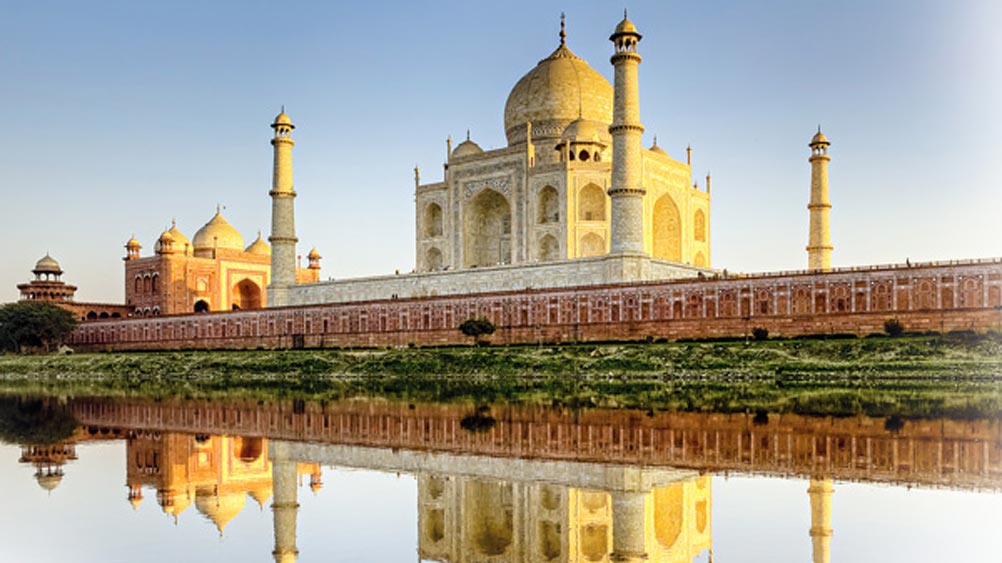 এমন ‘আন্তর্জাতিক উদ্যোগে’ সামিল ছিলেন তৎকালীন ভারতের শ্রেষ্ঠ মোজাইক শিল্পী দিল্লির চিরঞ্জিলালও। প্রায় দু’দশক ধরে চলা নির্মাণের কাজের দৈনন্দিন হিসেবনিকেশ দেখাশোনা করতেন শাহজহানের বিশ্বস্ত ইরানি কর্মী মির আব্দুল করিম।