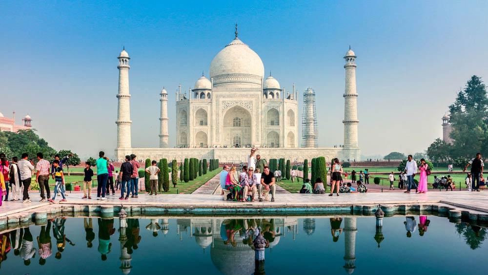 তাজের জন্য রেড স্যান্ডস্টোন এসেছিল জয়পুর থেকে। রাজস্থানেরই মকরানা এবং বিদেশ থেকে আনা হয়েছিল শ্বেতপাথর (মার্বেল)। ক্যালিগ্রাফিতে ব্যাবহৃত পাথরের মধ্যে চিন থেকে জেড, তুর্কিস্তান থেকে ক্রিস্টাল, তিব্বত থেকে টার্কোয়েজ, আরাকান (মায়ানমার) থেকে হলুদ অ্যাম্বার, মিশর থেকে ক্রিয়োলাইট এসেছিল। আফগানিস্তানের বদখ্‌শান থেকে আসে নীল লাপিস-লাজুলি।