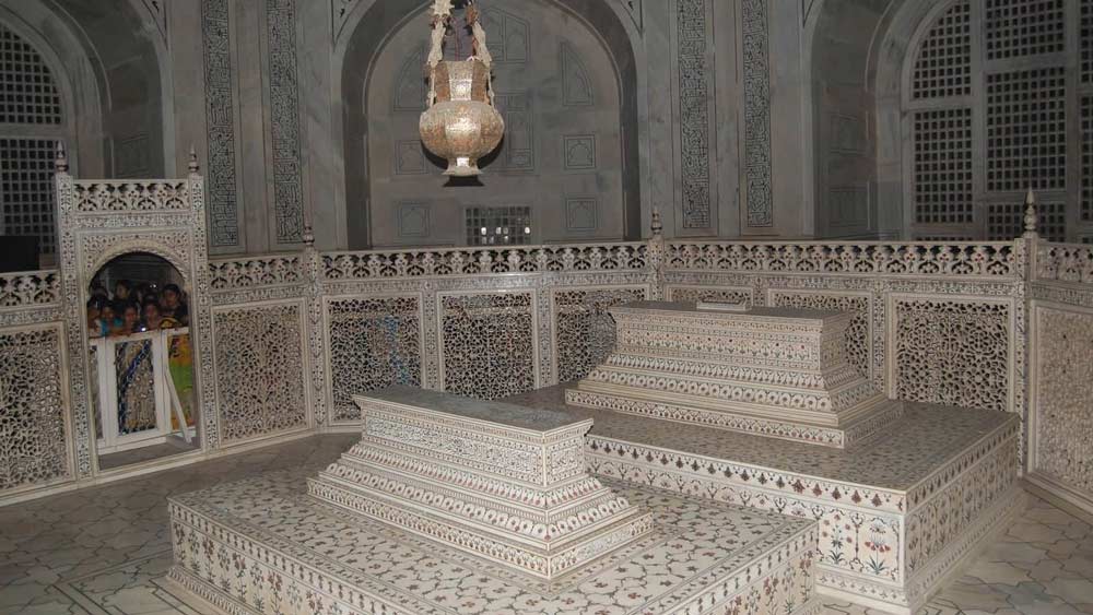 তাজ দর্শনের সময় প্রধান হলঘরের মার্বেলের জাফরির ভিতর দিয়ে দু’টি কবর দেখা যায়। সেগুলি আসল নয়। হলঘরে ঢোকার মুখে একটি  সিঁড়ি নীচে নেমে গিয়েছে। তার দরজা বন্ধ। আসল কবর দু’টি সেখানেই রয়েছে বলেই ইতিহাসবিদদের একাংশ বলে থাকেন।