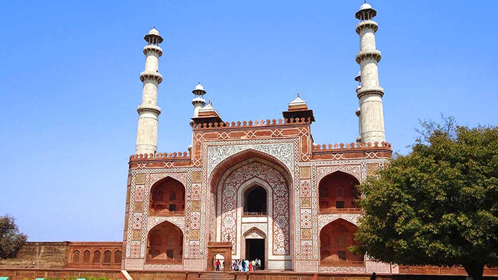 তুর্কি ও মুঘল স্থাপত্যে নকল সমাধির একাধিক উদাহরণ রয়েছে। দিল্লিতে ইলতুৎমিস এবং আগরায় আকবরের সমাধিও এমনই নিদর্শন। সেখানে মূল দেহাবশেষ রাখা লোকচক্ষুর অন্তরালে।