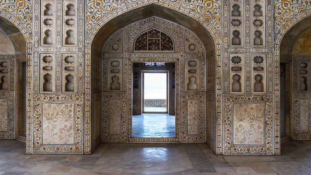 তাজের উত্তর দিকে লাল স্যান্ডস্টোনের বড় প্ল্যাটফর্ম থেকে দু’টি সিঁড়ি নেমে গিয়েছে নীচে। সেখানে আছে ১৭টি কুঠুরি। সেগুলি বন্ধ। এর নীচে রয়েছে একটি অলিন্দ। সেই অলিন্দ ঘুরে গিয়ে পৌঁছেছে মূল সমাধিস্থলের নীচে।