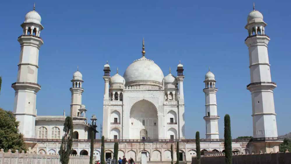 তাজের মোহমুক্ত হতে পারেননি ‘কৃপণতম সম্রাট’ হিসেবে পরিচিত মুঘল সম্রাট অওরঙ্গজেবও। বাবার বেহিসেবি খরচের সমালোচক হলেও নিজের স্ত্রী দিনরাজ বানু বেগমের মৃত্যুর পরে মহারাষ্ট্রের অওরঙ্গাবাদে তাজের অনুকরণে বানিয়েছিলেন ‘বিবি কা মকবরা’।