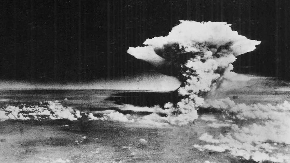 নাম সুতোমু ইয়ামাগুচি। জাপানের সুতোমু হিরোশিমার পরমাণু বিস্ফোরণের সময় হিরোশিমায় ছিলেন। আবার তার ঠিক তিন দিন পর যখন নাগাসাকিতে পরমাণু বোমা ফেলা হল, তখন সেখানেও উপস্থিত ছিলেন তিনি। 