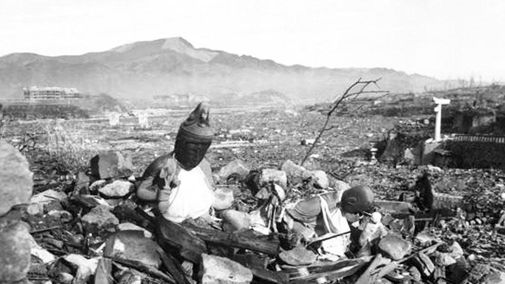 আমেরিকার বোমারু বিমান ‘এনোলা গে’ হিরোশিমা শহরের ঠিক মাঝখানে নিক্ষেপ করে পরমাণু বোমা ‘লিটল বয়’। 