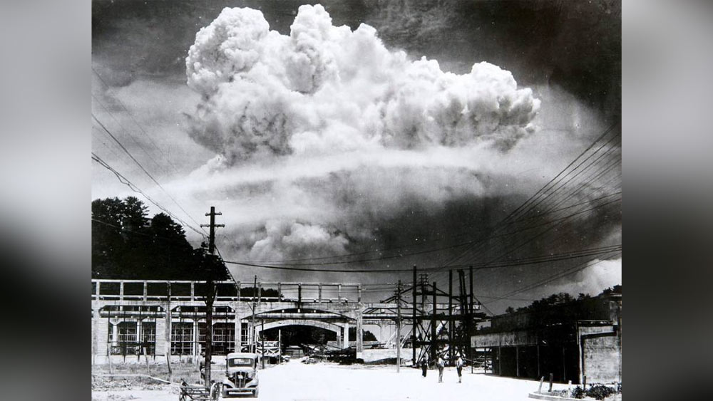 পরে নিজের বইয়ে সেই ঘটনার স্মৃতিচারণায় সুতোমু লেখেন, তিনি বোমারু বিমানটিকে আকাশে দেখেছিলেন। ঠিক তখনই দু’টি প্যারাশ্যুটকেও নামতে দেখেন। সুতোমুর কথায়, ‘তার পরই আকাশে একটা প্রচণ্ড আলোর ঝলকানি, আর আমি ছিটকে গেলাম।’