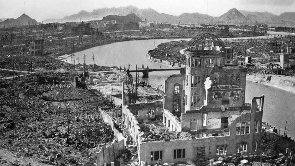 বিস্ফোরণস্থলের কাছে থাকায় রাসায়নিক বিকিরণে শরীরের ঊর্ধ্বাঙ্গ অনেকটাই ঝলসে যায় জাহাজ নকশাকারের। জ্ঞানও হারান তিনি।