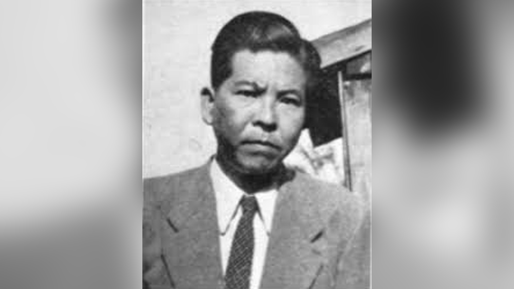 সুতোমুর বাড়ি নাগাসাকিতে। হিরোশিমার দুর্ঘটনার পরের দিনই ৭ অগস্ট নিজের শহর নাগাসাকি পৌঁছন তিনি। মারাত্মক জখম হওয়া সত্ত্বেও গোটা গায়ে ব্যান্ডেজ বেঁধে ৯ অগস্ট হাজির হন কাজে। 