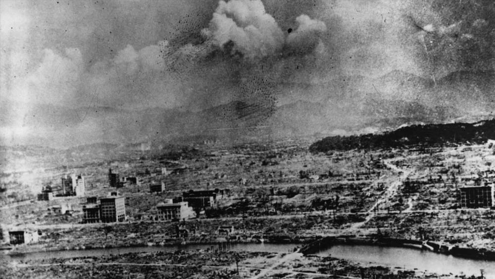 তখনও সরকারি খাতায় তিনি শুধু নাগাসাকির বিস্ফোরণ থেকে বেঁচে ফেরা মানুষ। তাঁর হিরোসিমার অভিজ্ঞতার কথা তখনও জানেই না সরকার। অথচ সুতোমুর সন্তানেরা সেই ভয়াবহ অভিজ্ঞতা এবং শারীরিক ক্ষতির ভার বয়ে নিয়ে চলেছে নিজেদের শরীরে।