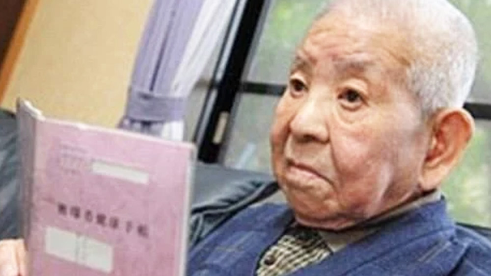 ঠিক এই সময়েই সুতোমুর মনে হয় তাঁর জোড়া পরমাণু বোমা অভিজ্ঞতার স্বীকৃতি থাকা দরকার। তাঁর নিজের জন্য নয়, ভবিষ্যতে পরমাণু অস্ত্র সম্পর্কে সাধারণ মানসে সচেতনতা তৈরি করতেই ওই স্বীকৃতি দরকার। সরকারের কাছে তাঁর অভিজ্ঞতার কথা জানিয়ে আবেদন করেন। আর স্বীকৃতি পেয়েও যান। তিনিই একমাত্র, যাঁর দু’টি বিস্ফোরণেরই সাক্ষী হওয়ার কথা মেনে নিয়েছে জাপানের সরকার।