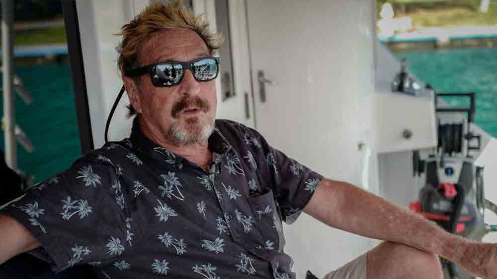 কর ফাঁকি দেওয়ার অভিযোগে তাঁর বিরুদ্ধে একাধিক মামলা চলছিল। একটি মামলায় আমেরিকা তাঁর প্রত্যর্পণ চায়। স্পেনের একটি আদালত তার অনুমতি দেয়।