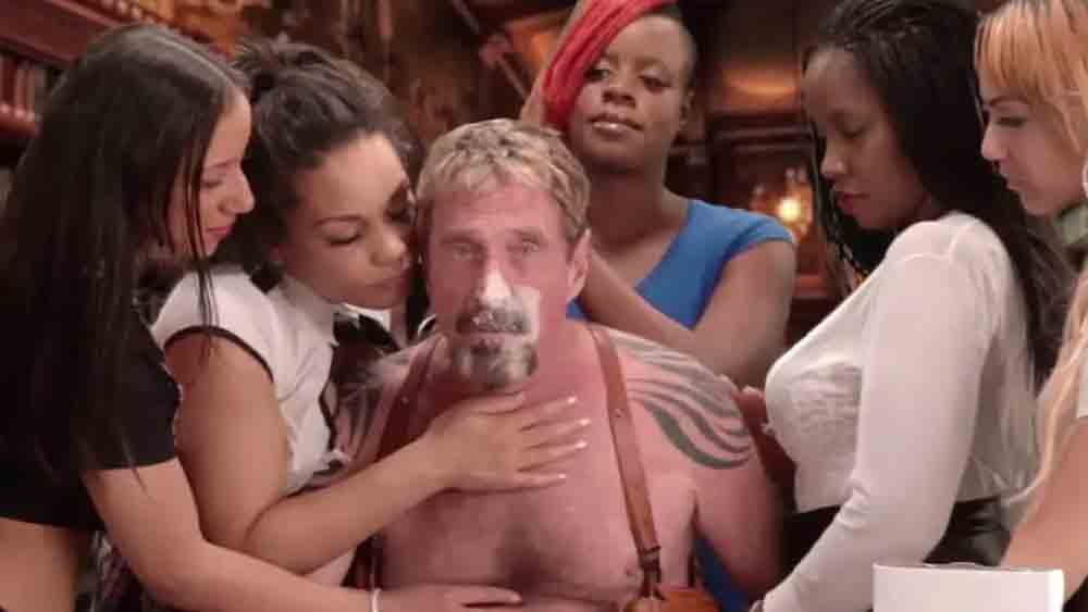 তাঁর এই টুইটের অন্য অর্থ ছিল বলে মনে করা হয়। সফটঅয়্যার সংস্থার প্রাক্তন কর্তা আসলে বলতে চেয়েছেন, খুন করে তাঁকে ঝুলিয়ে দেওয়া হতে পারে।