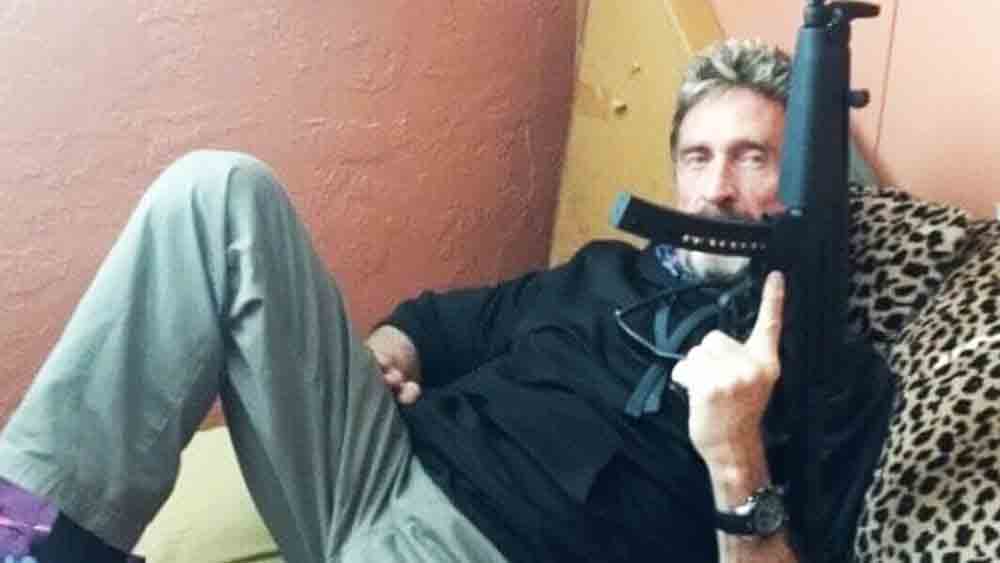 পরের বছর তাঁর বিরুদ্ধে এক প্রতিবেশীকে খুনের অভিযোগ ওঠে।  সেই সময় ম্যাকাফি বেলিজে থাকতেন। তাঁর দু’টি কুকুরের চিৎকার নিয়ে প্রতিবেশী গ্রেগরি ফাউলের সঙ্গে বচসা শুরু হয়। পরে তাঁকে মৃত অবস্থায় পাওয়া যায়। তাঁর মাথায় দু’টি গুলির চিহ্ন ছিল।