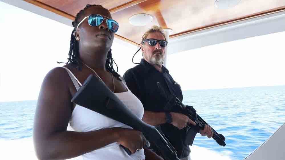 বিভিন্ন ধরনের বন্দুক তাঁর খুব প্রিয় ছিল। প্রায়শই তাঁর ছবিতে তাঁকে বন্দুক হাতে দেখা যেত।