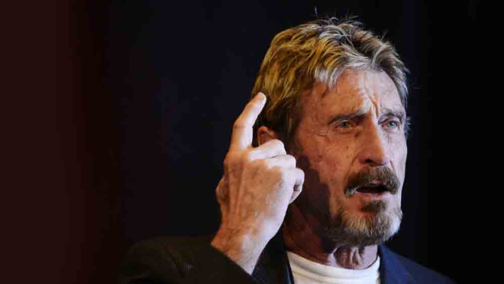 যখন তাঁর ১৫ বছর বয়স সেই সময় তাঁর বাবা আত্মহত্যা করেন। সেই মৃত্যু তাঁর মনে গভীর ছাপ ফেলে।   