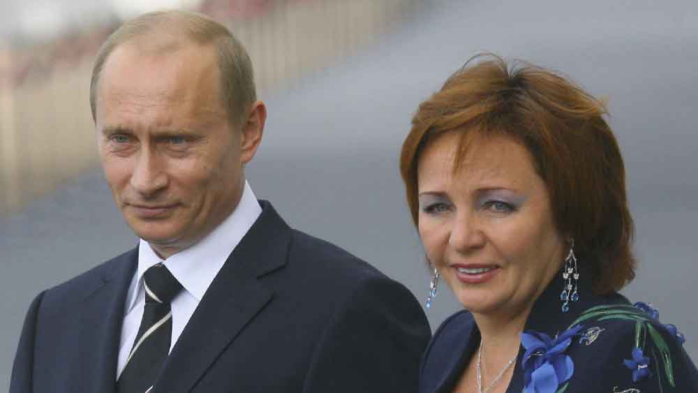 ১৯৮৩ সালে বান্ধবী লুদমিলা আলেকসান্দ্রোভনাকে বিয়ে করেন পুতিন। বিবাহবিচ্ছেদ হয় ২০১৪ সালে।