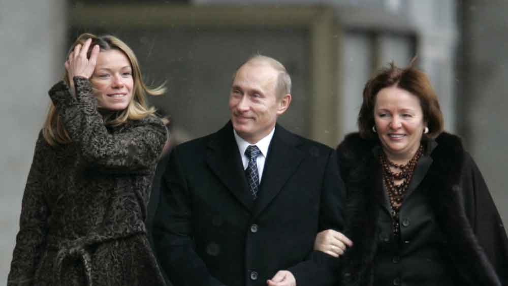 দুই কন্যা রয়েছে পুতিন এবং লুদমিলার। ৩৭ বছর বয়সি মারিয়া এবং ৩৫ বছর বয়সি ক্যাটরিনা। এঁরা দু’জনেই পুতিনের ‘বৈধ’ সন্তান।