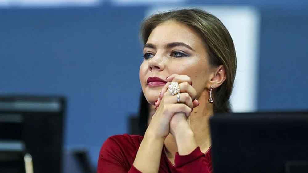 চলতি বছরের ৭ অক্টোবর পুতিন ৭০-এ পা দেবেন। আলিনা অবশ্য তাঁর ‘হাঁটুর বয়সি’। ২০০৪ সালের অলিম্পিকে স্বর্ণপদক জয়ী আলিনার বয়স এখন ৩৮।