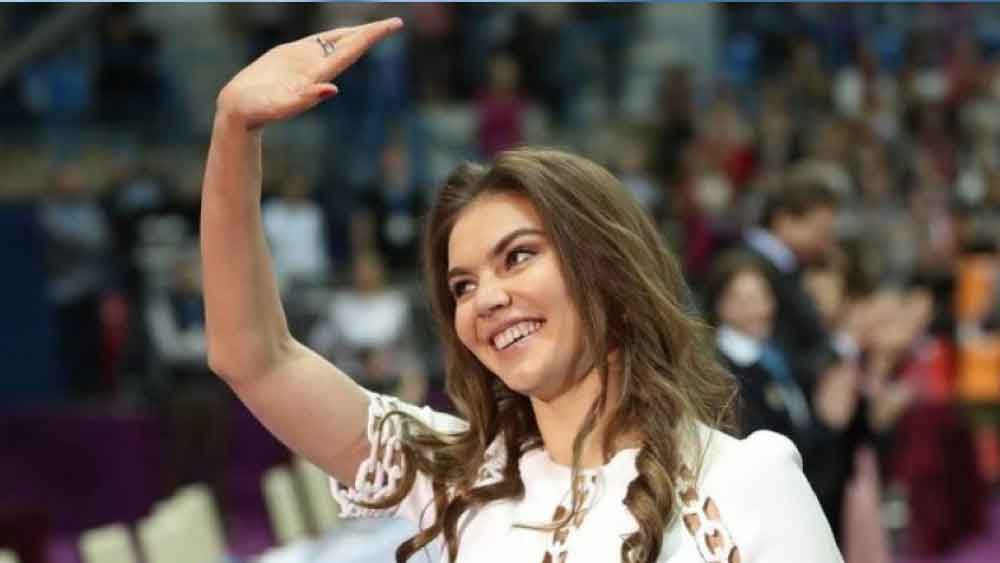 জিমন্যাস্ট হিসেবে আলিনা মোট ২টি অলিম্পিক পদক, ১৪টি বিশ্ব চ্যাম্পিয়নশিপ পদক এবং ২১টি ইউরোপীয় চ্যাম্পিয়নশিপ পদক অর্জন করেছেন। ২০০১ সালে ডোপ পরীক্ষায় তাঁর শরীরে নিষিদ্ধ মাদক ধরা পড়ার ফলে তাঁকে দু’বছরের জন্য নিষিদ্ধ করা হয়।