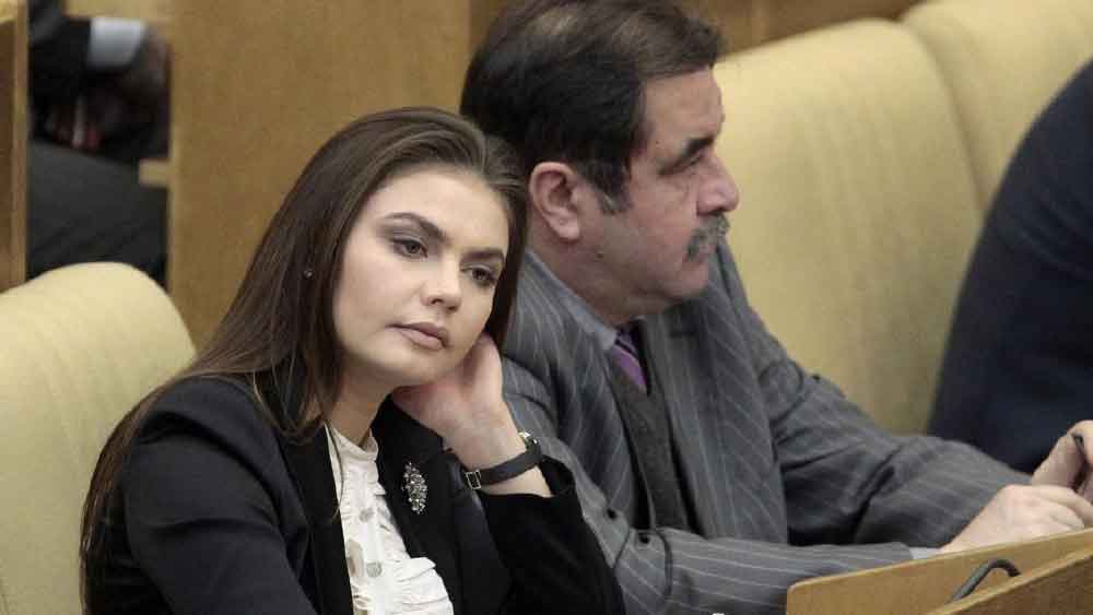 জিমন্যাস্টিক থেকে অবসর নেওয়ার পর আলিনা রাজনীতিতে যোগ দেন। ২০০৫ সাল থেকে তিনি রাশিয়ার আইনসভার গতিবিধিতে নজর রাখা দফতর ‘পাবলিক চেম্বার অব রাশিয়া’-র সদস্য হন। পরে সংবাদ মাধ্যম নিয়ন্ত্রক সংস্থা ‘ন্যাশনাল মিডিয়া গ্রুপ’-র চেয়ারওম্যান হন।