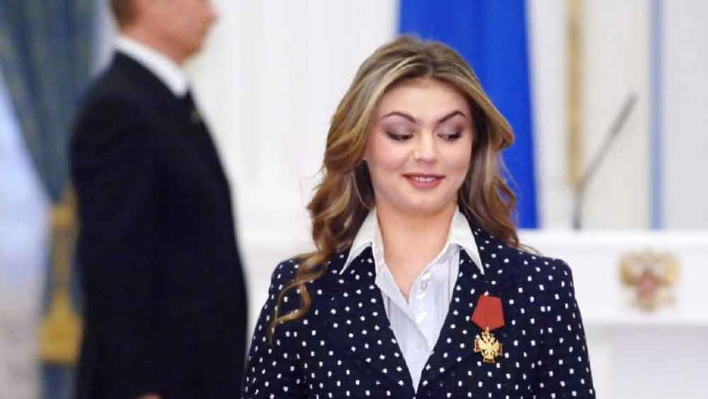 প্রথম থেকেই নিজের এই দ্বিতীয় পরিবারকে জনসমক্ষে আসতে দেননি পুতিন। যতটা সম্ভব রেখেছেন দেশবাসীর চোখের আড়ালে। এমনকি দুই সন্তানের জন্মের সময়ও নাকি তিনি উপস্থিত ছিলেন না।