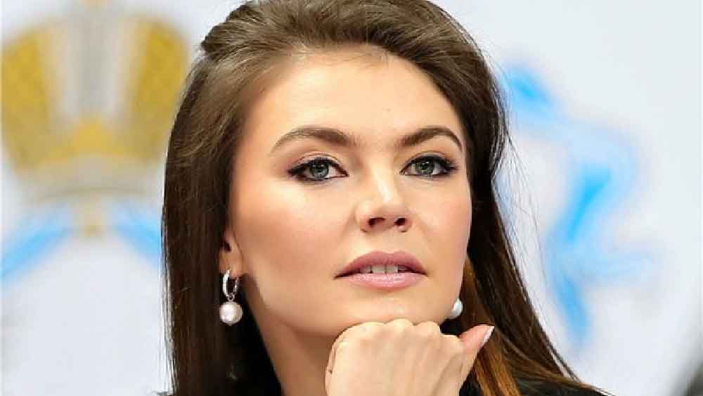 দীর্ঘ দিন দেখা না মেলায় সম্প্রতি এ-ও গুজব রটেছিল যে, আলিনা এবং তাঁর সন্তানরা কিভ-মস্কো সঙ্ঘাতের সময় থেকেই সুইজারল্যান্ডের এক পরমাণু হামলারোধী বাঙ্কারে লুকিয়ে ছিলেন। তবে বেশ কিছু দিন আগে আবারও ক্রেমলিন চত্বরে দেখা মিলেছে আলিনার।