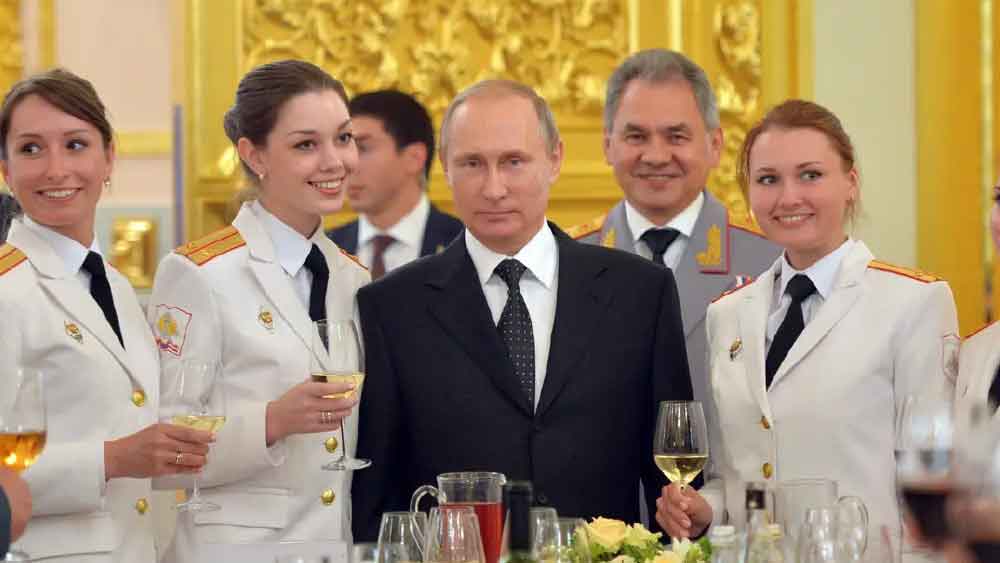 ৪৫ বছর বয়সি স্বেতলানা দেশের অন্যতম ধনী মহিলা। তবে স্বেতলানা নিজের জীবন শুরু করেন এক ঝাড়ুদার হিসেবে। এক সময় পুতিন তাঁর প্রেমেও হাবুডুবু খেতেন বলেও অনেকে মনে করেন।