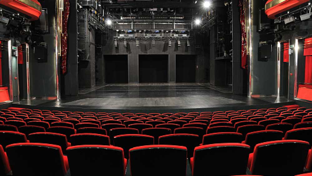 এক কলেজ ছাত্র জানিয়েছেন, রাতের বেলায় ফাঁকা কলেজ অডিটোরিয়ামের স্টেজে তিনি তাঁর সঙ্গিনীর সঙ্গে যৌনসংসর্গে লিপ্ত হয়েছেন।