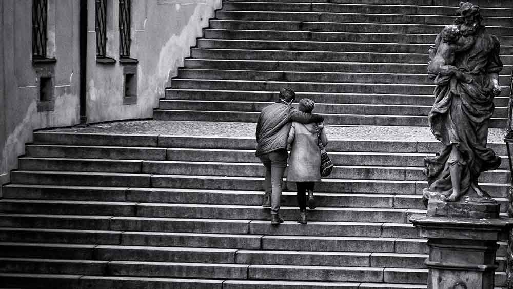 অন্য এক জন জানিয়েছেন তাঁর অভিজ্ঞতার কথা। লিখেছেন, ‘আমরা যৌন সম্পর্কে লিপ্ত হয়েছি মেট্রো স্টেশনের সিঁড়িতে। আপৎকালীন দরজার প্রায় অন্ধকার সিঁড়িতে।’