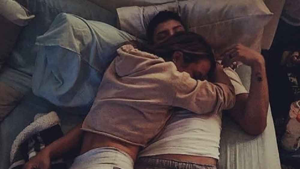 আর এক জন আবার তাঁর ‘সাহসী অভিজ্ঞতা’র কথা জানাতে গিয়ে লিখেছেন, ‘এক সঙ্গে পড়ার নাম করে সঙ্গিনীর বাড়িতেই…। তখন ওর বাবা-মা পাশের ঘরে ছিলেন।’